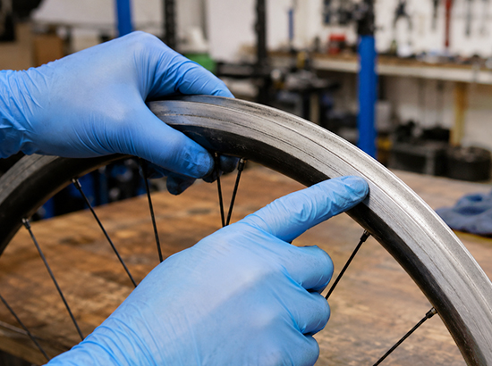 Haben Fahrradfelgen für Felgenbremsen immer einen Verschleißindikator?