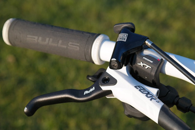 Montage der XLC Lenkergriffe am Fahrrad