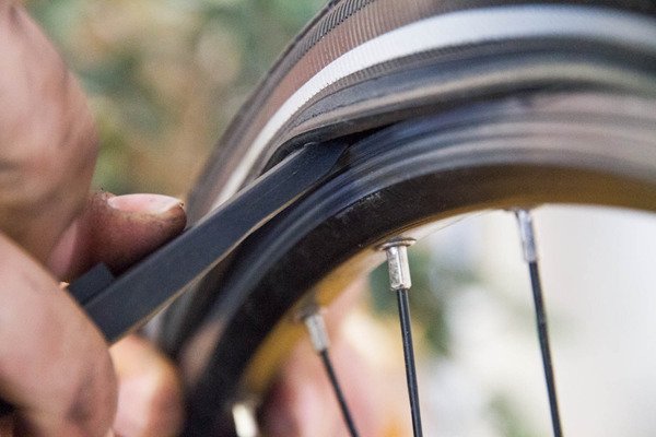 Fahrradreifen und Schlauch aufziehen, montieren und wechseln