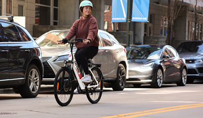 e-bike-mit-fahrradtraeger-am-auto-tranportieren